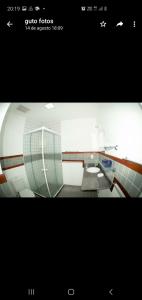 een foto van een badkamer met een glazen wand bij Apart Hotel em Búzios in Búzios
