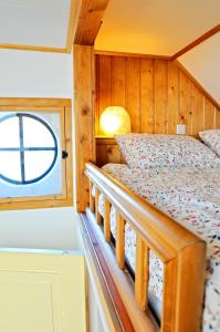 1 dormitorio con 2 literas y ventana en B&B Hofstede De Groote Laar, en Spankeren