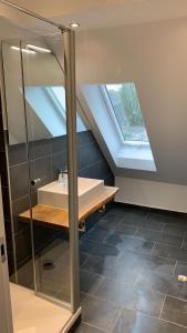 Ett badrum på Landgasthof Alter Krug Potsdam OT Marquardt