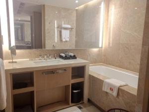 Koupelna v ubytování Ramada Plaza Qiandeng Kunshan