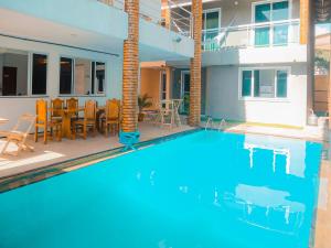 uma piscina em frente a uma casa em Hotel Vila das Dunas Cumbuco em Cumbuco