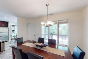 ein Wohnzimmer mit Esstisch und Küche in der Unterkunft 70 Inlet Cove Cottage in Kiawah Island