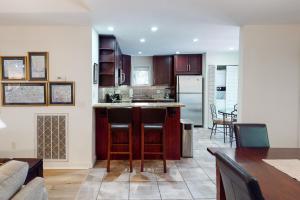 eine Küche mit Holzschränken und einer Arbeitsplatte in der Unterkunft 70 Inlet Cove Cottage in Kiawah Island