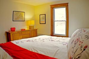 1 dormitorio con cama y ventana en The Craftsman Farmhouse with Modern Flair, en Bethlehem