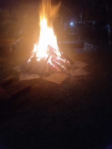 eine Feuerstelle in der Nacht mit Flammen darin in der Unterkunft CHALE e SUÍTE com Mimos Café Manhã in Lumiar