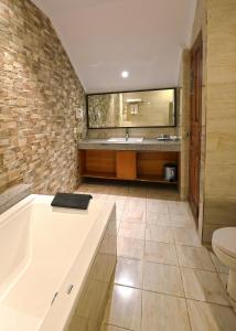 A bathroom at Puri Saron Hotel Seminyak