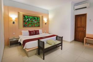 Ein Bett oder Betten in einem Zimmer der Unterkunft Puri Saron Hotel Seminyak