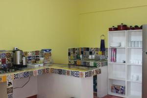 una cocina con encimera con azulejos. en Sukha Hostel Xilitla, en Xilitla