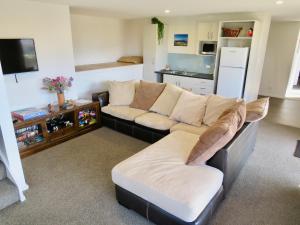 a living room with a couch and a kitchen at Korokipo - Lake Tekapo in Lake Tekapo