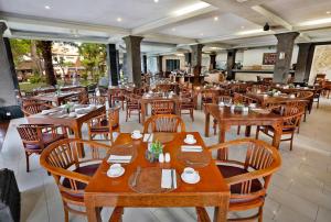 Ein Restaurant oder anderes Speiselokal in der Unterkunft Puri Saron Hotel Seminyak 