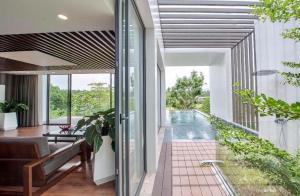 een huis met een zwembad en een woonkamer bij *BOM HOMES* FLAMINGO ĐAI LAI RESORT in Ngọc Quang