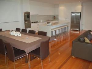 a kitchen and dining room with a table and chairs at Sorrento City Style in Sorrento