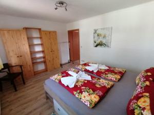ein Schlafzimmer mit zwei Betten mit Bögen darauf in der Unterkunft Ferienwohnung am Haffberg in Neverow