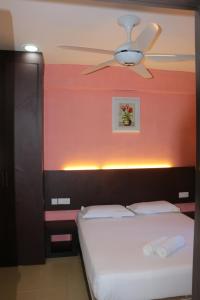 Postel nebo postele na pokoji v ubytování Bayu View Hotel Melaka