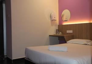 Postel nebo postele na pokoji v ubytování Bayu View Hotel Melaka