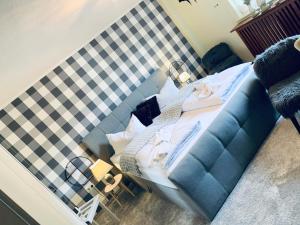 ein Schlafzimmer mit einem Bett und einem blauen Sofa in der Unterkunft Hotel Haus Keuthen in Olsberg