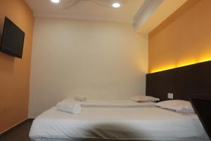 Postel nebo postele na pokoji v ubytování Bayu View Hotel Melaka