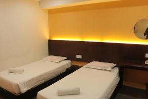 Postel nebo postele na pokoji v ubytování Bayu View Hotel Melaka