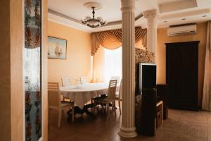 comedor con mesa y sillas en Grezy Hotel, en Omsk