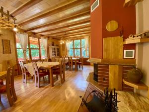 ein Esszimmer mit Tisch und Stühlen in der Unterkunft Platán Vendégház in Izvoare