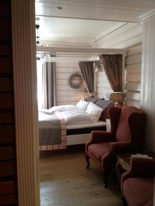 Eggedal的住宿－艾格多伯格爾斯杜酒店，一间卧室配有一张床和一把椅子