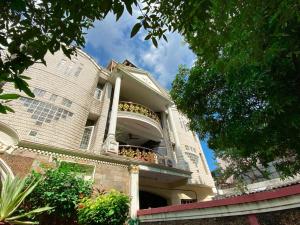 ein großes Gebäude mit Balkon darüber in der Unterkunft Sweet Memories- Perfect home stay in Chennai