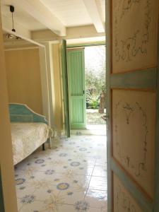 - une chambre avec un lit et une porte dans l'établissement Le Rondini, à Montecosaro