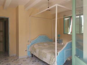 - une chambre avec un lit à baldaquin dans l'établissement Le Rondini, à Montecosaro