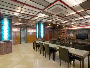 a conference room with a table and chairs and a tv at ホテル中央セレーネ Hotel CHUO SELENE in Osaka