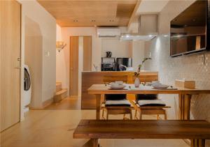 uma cozinha e sala de jantar com mesa e cadeiras em 谷町君・星屋・秋の家 em Quioto