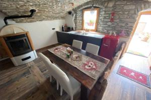 een keuken en eetkamer met een tafel en een fornuis bij La Cachette CIR 0001 in Aosta