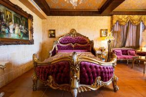 duże łóżko w pokoju z fioletowymi meblami w obiekcie Xin Yuan My Dream Castle w mieście Dongshan