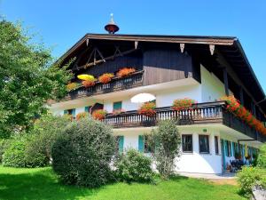 un edificio con balcone fiorito di Gschwendtnerhof App10 KrausW a Aschau im Chiemgau
