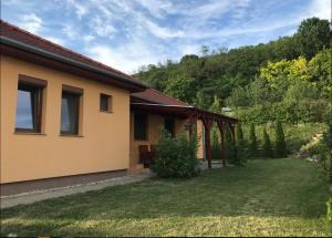 Vonkajšia záhrada v ubytovaní Panoráma Apartman Ház + 5 fotografií