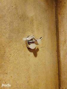 uma maçaneta de metal numa parede em Loft Pals Urbanstay Lodge, Kapit em Kapit