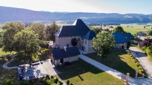 een luchtzicht op een huis met een dak bij L'appart du chateau des Girards in Lans-en-Vercors