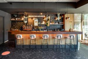 un bar con taburetes en una habitación en Mr Jigs, en Venlo