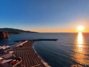 a view of the ocean with the sun in the sky at B&B Mediterranea in Meta