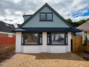 Casa blanca y negra con ventanas negras en 'Sea Breeze' Dorset dream holiday home, en Poole