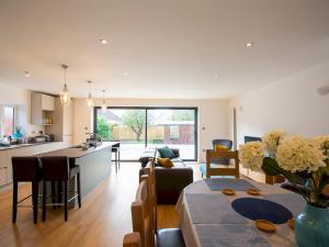 Gallery image of 'Sea Breeze' Dorset dream holiday home in Poole