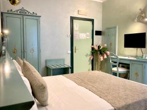 um quarto com uma cama e uma secretária com um computador em Piccolo Hotel Nogara em Nogara