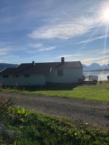dom przy drodze obok jeziora w obiekcie Larseng Kystferie w mieście Larseng