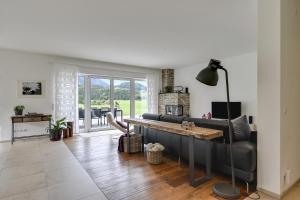een woonkamer met een bank en een tafel bij Ferienwohnung Panorama Eg in Inzell