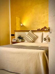 Rúm í herbergi á Piccolo Hotel Nogara