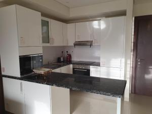 Кухня или мини-кухня в Lovely Apartment in Jebel Sifah with private Garden - As sifah

