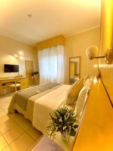 Rúm í herbergi á Piccolo Hotel Nogara