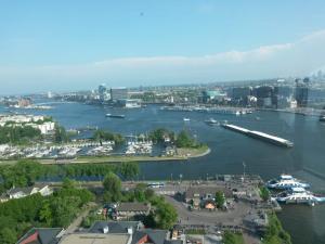 een luchtzicht op een rivier met aangemeerde boten bij B & B Tulp Amsterdam Noord in Amsterdam