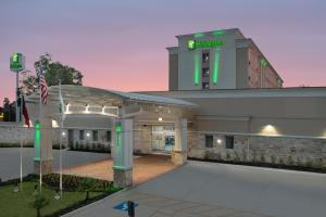 un edificio con una cancha de baloncesto delante en Holiday Inn - Beaumont East-Medical Ctr Area by IHG, en Beaumont