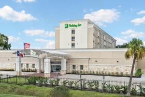 Holiday Inn - Beaumont East-Medical Ctr Area, an IHG Hotel في بومونت: تقديم الشكل الخارجي للفندق