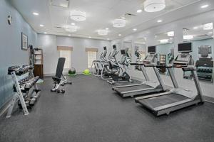 un gimnasio con cintas de correr y equipo cardiovascular en una habitación en Holiday Inn - Beaumont East-Medical Ctr Area, an IHG Hotel, en Beaumont